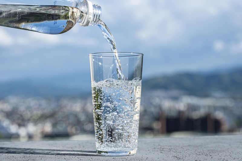 水・炭酸水・無糖のお茶で空腹感を和らげる