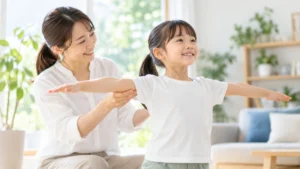 子どもの肩の高さと腕の動きを保護者が見守る様子